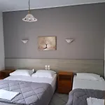亚历山德罗斯公寓式酒店 *